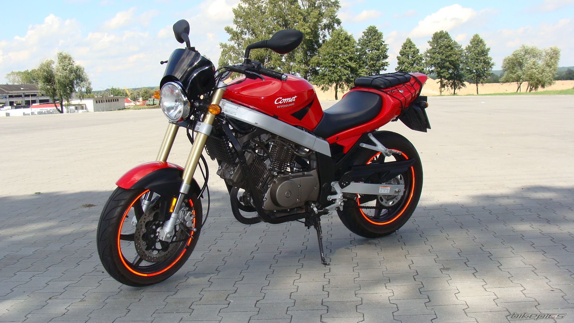 2004 Hyosung GT 250 Comet Photos, Informations, Articles 